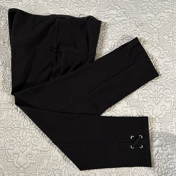 Black short stretch capris w/X eyelets on outer leg, size M - Picture 2 of 7